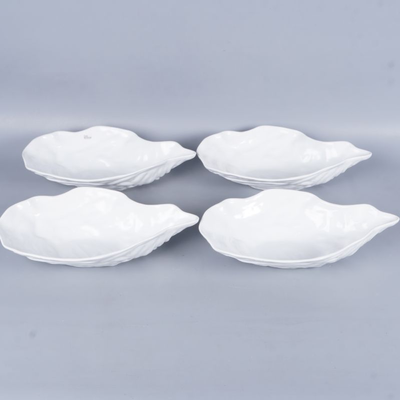 Fyra vita ostronskålar med vågig form