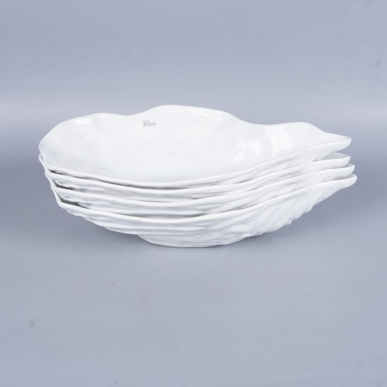 Fyra staplade ostronskålar i vitt porslin