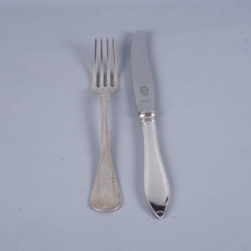 En gaffel och en kniv liggande bredvid varandra