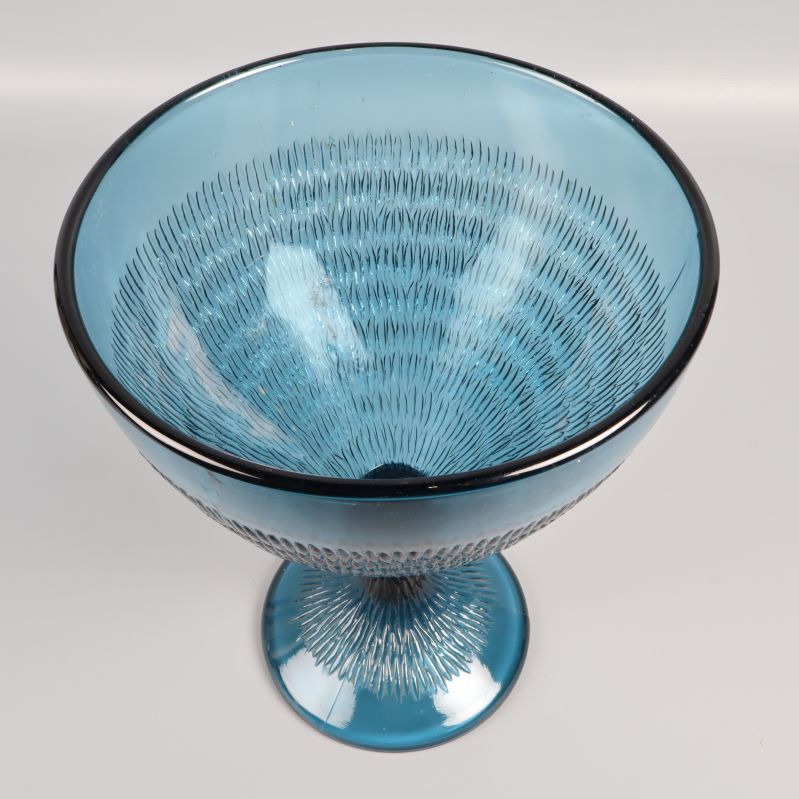 Inifrån syn på blå glasskål med detaljerad struktur