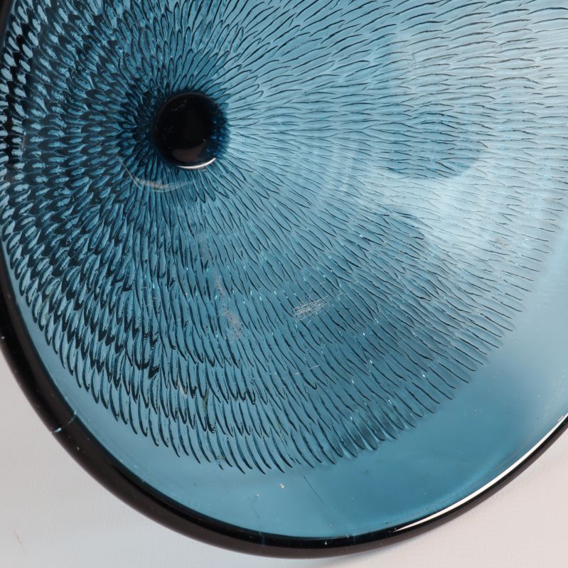 Upprepad närbild på mönstrad blå glasskål