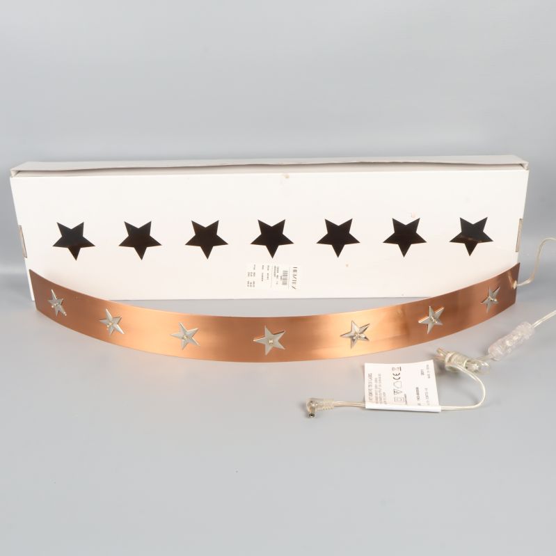 Adventsljusstake och vit kartong med stjärnutskärningar