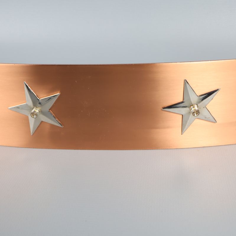 Närbild på två stjärnor på adventsljusstaken