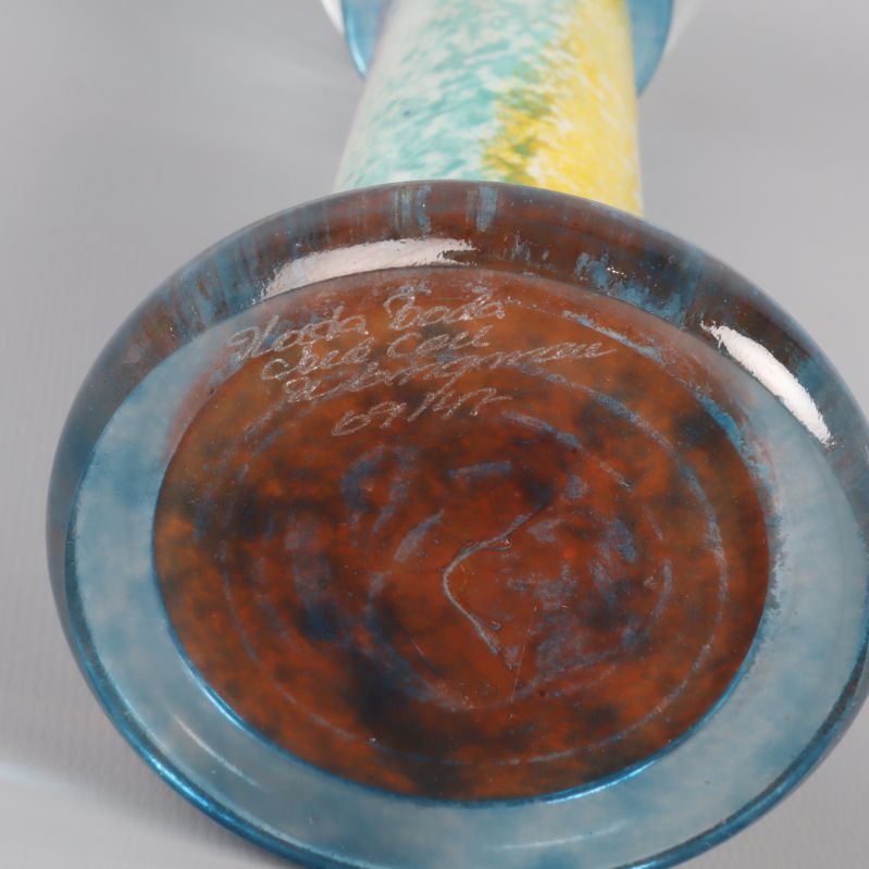 Signering under glasljusstakens fot med text och gravyr