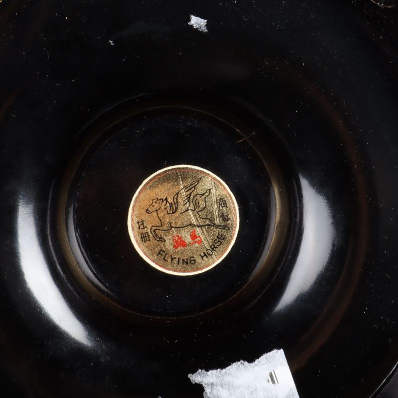 Närbild på etikett med texten FLYING HORSE