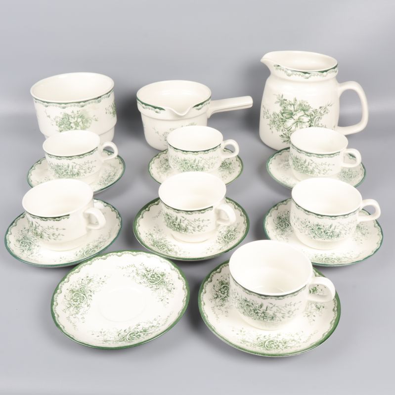 Komplett servis med koppar, fat och kannor med grön dekor