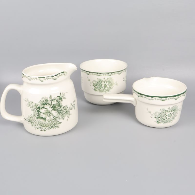 Kannor och bunkar från servisen i närbild