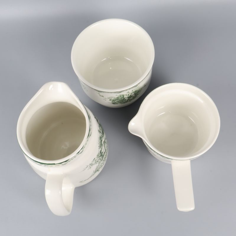 Öppna ovanifrån vy på kannor från servisen