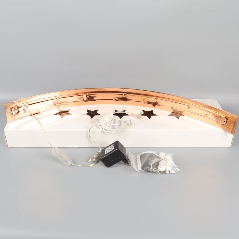 Baksidan av ljusstaken i metall tillsammans med tillbehör