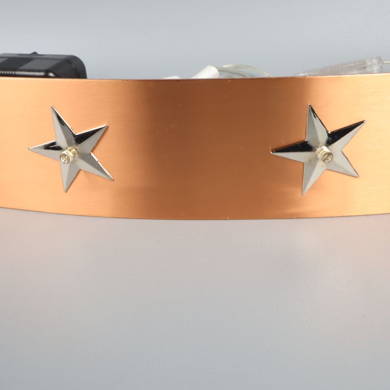 Närbild på utskurna stjärnor i metallbågen