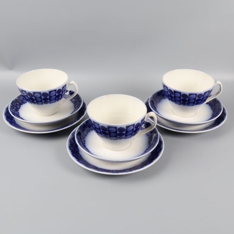 Tre kaffekoppar med fat i blåvitt porslin