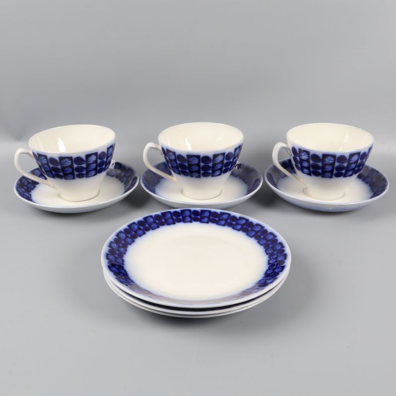 Översikt av koppar och fat i blåvitt