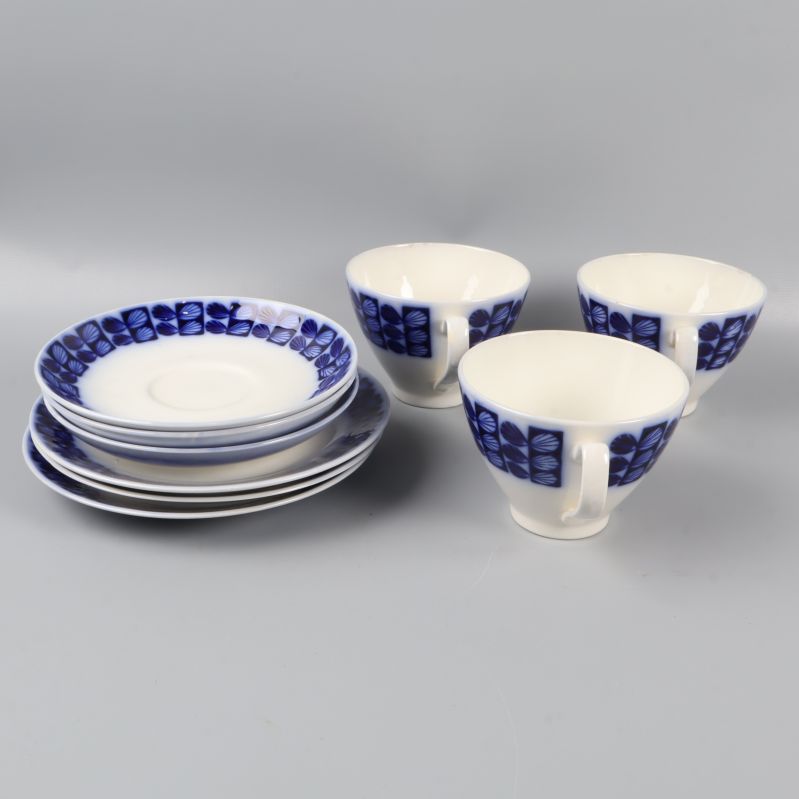 Koppar och fat staplade och placerade i grupp