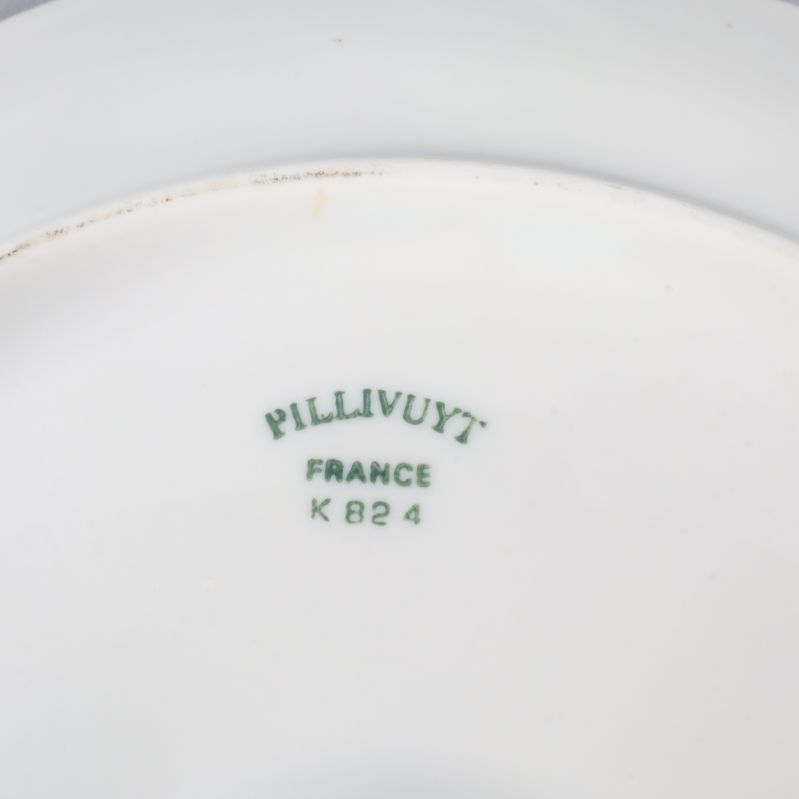Närbild på grönt Pillivuyt-märke under ostronfat