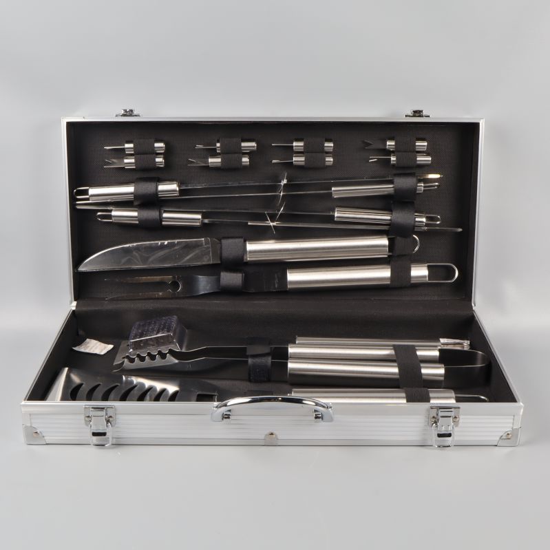 Öppet fodral med komplett grillset och verktyg