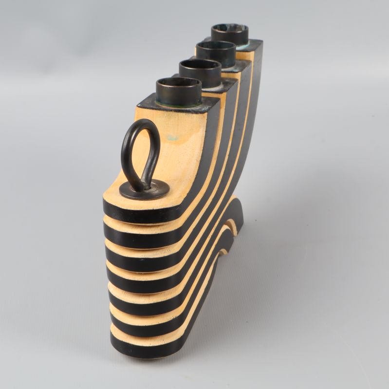 Sida av ljusstake med vågformad design och ring