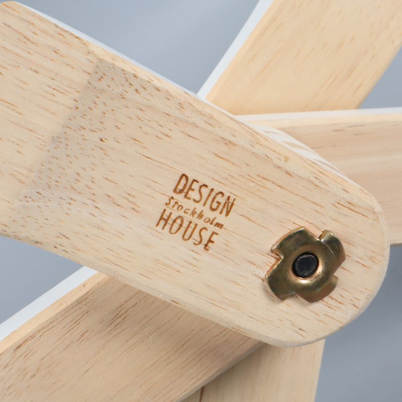 Inzoomad ljusstake med inbränd Design Stockholm House-logotyp