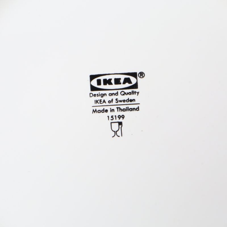 Närbild på IKEAs logotyp och produktinformation på undersidan