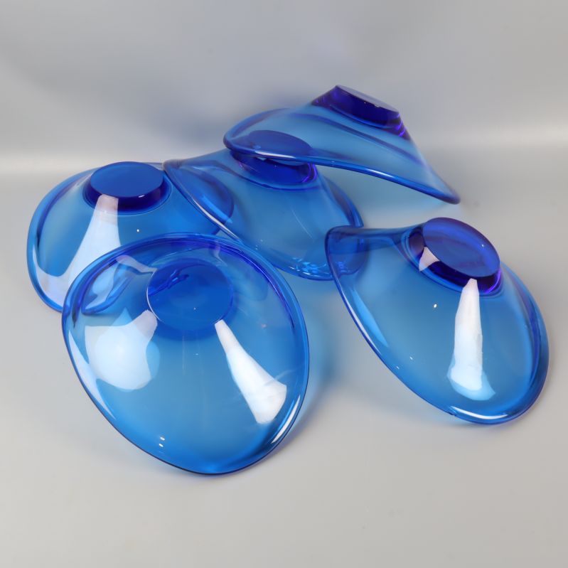 Fem blå glasskålar uppochnedställda visar botten