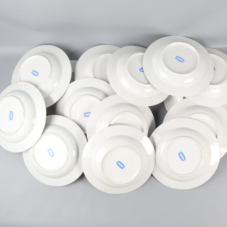 Baksidan av fjorton tallrikar visar blå stämpel