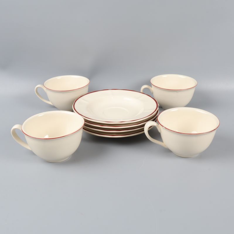 Fyra koppar och fyra fat uppställda tillsammans