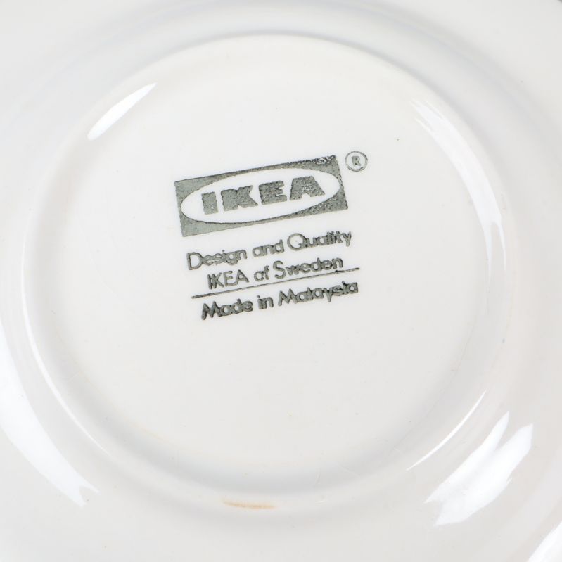 Undersida av fat med IKEA-stämpel och märkning