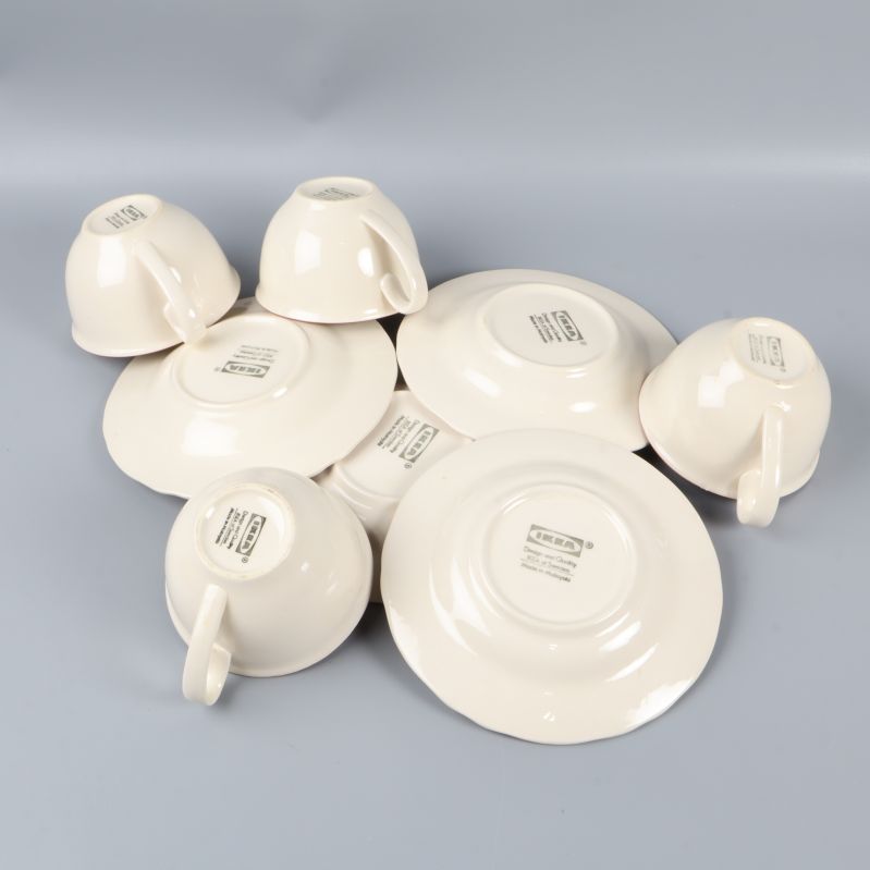 Flera koppar och fat staplade med märkning undertill