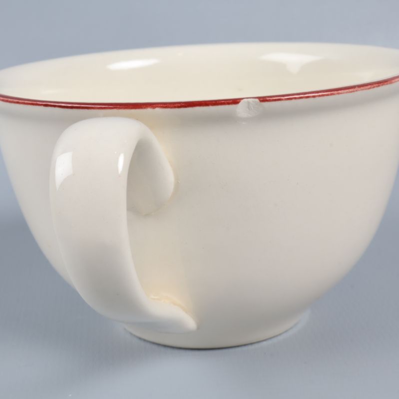 Kopp i närbild med tydlig nagg på kanten