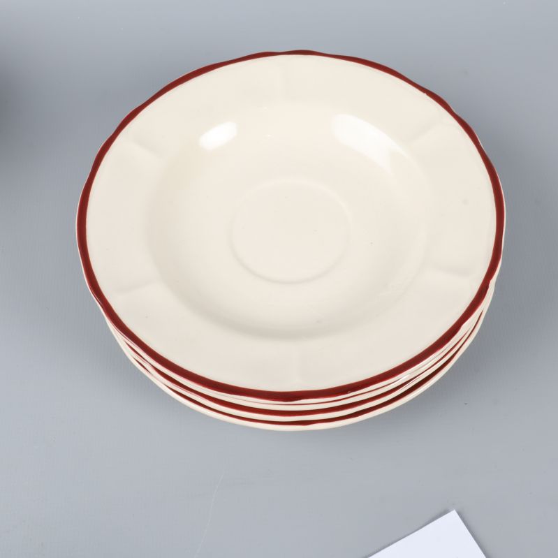 Fyra fat med röd dekorativ kant i stapel