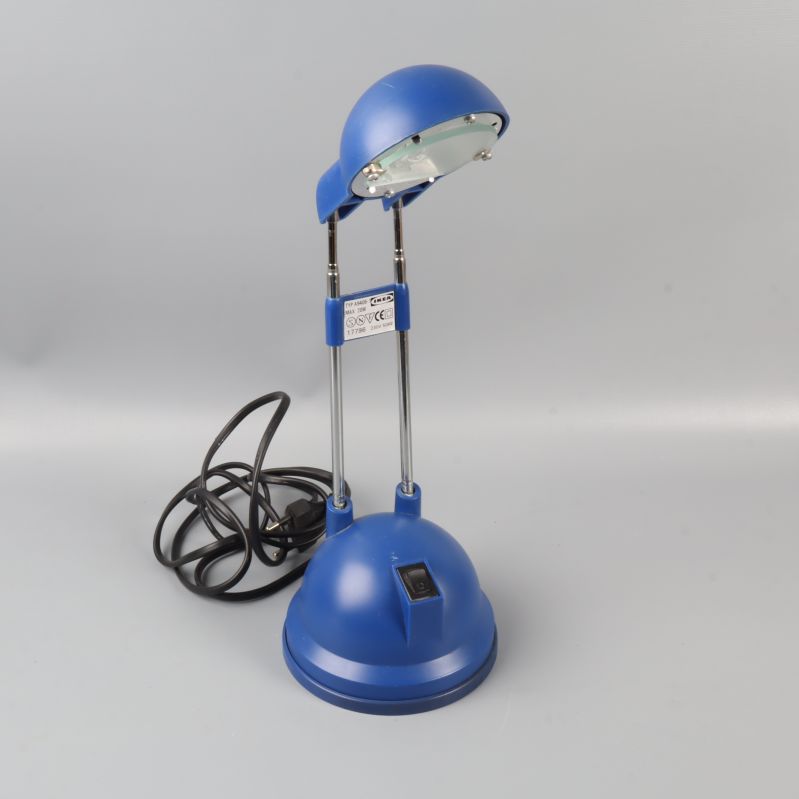 Blå skrivbordslampa med rund fot och elkabel