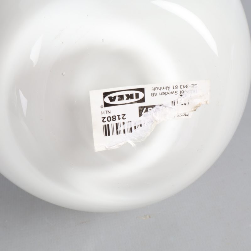 Botten av vas med IKEA-märkningsetikett