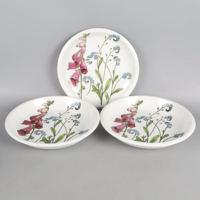Tre djupa tallrikar med rosa och blå blommor