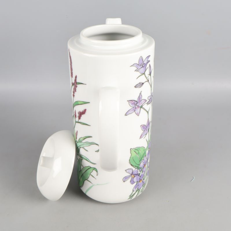 Baksidan av kanna med handtaget tydligt synligt