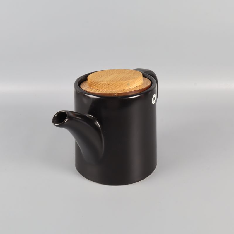 Tekannans breda pip och mattsvarta yta syns tydligt