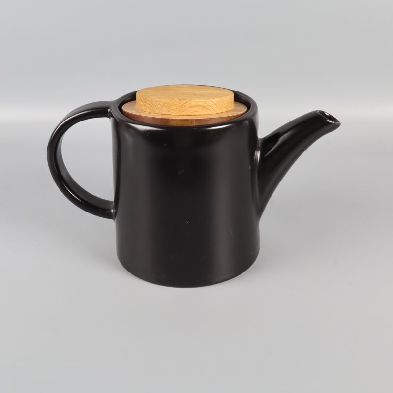 Profilvy av svart tekanna med trälock