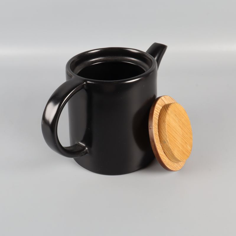 Tekanna med locket avtaget och öppen insida