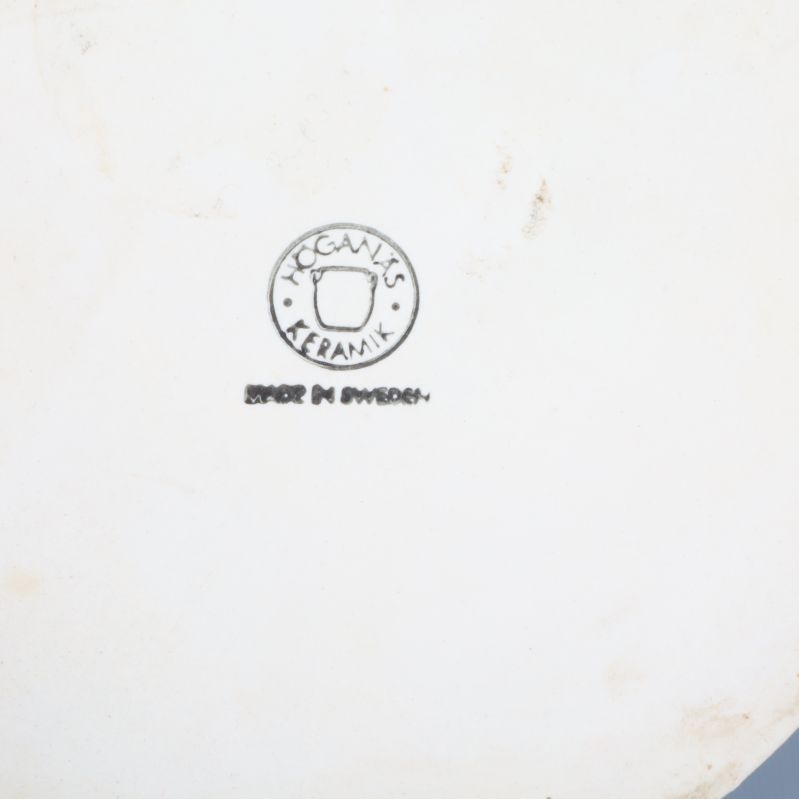 Stämpel på tekannans undersida, text Höganäs Keramik