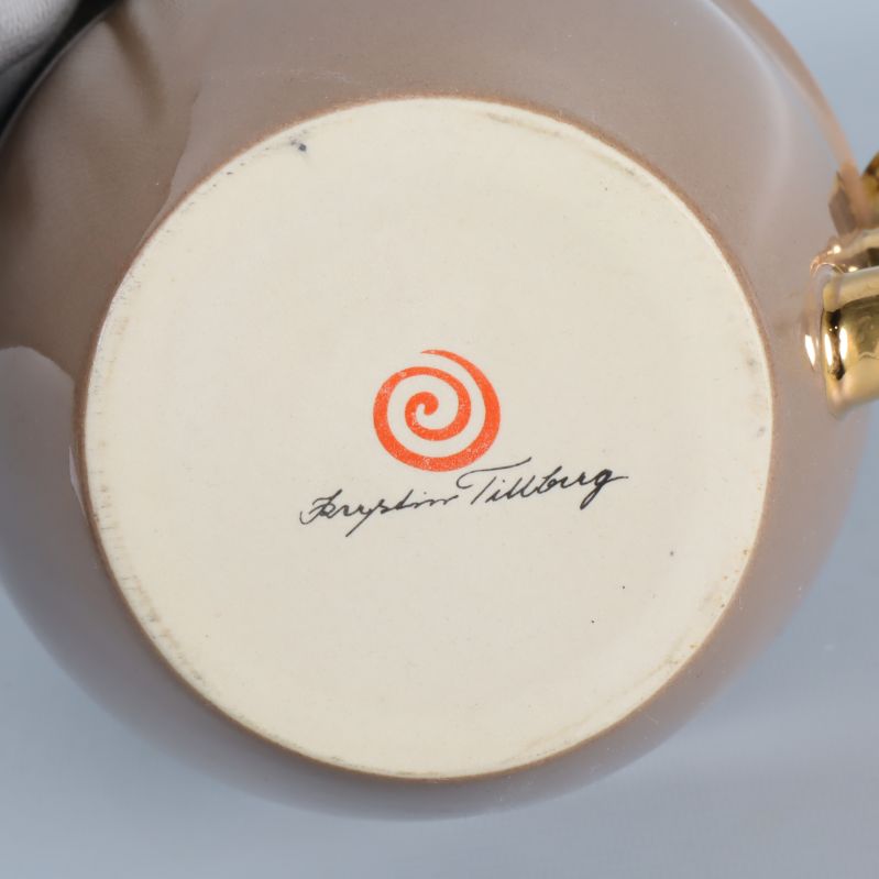 Signatur och röd spiral på undersidan av tekoppen