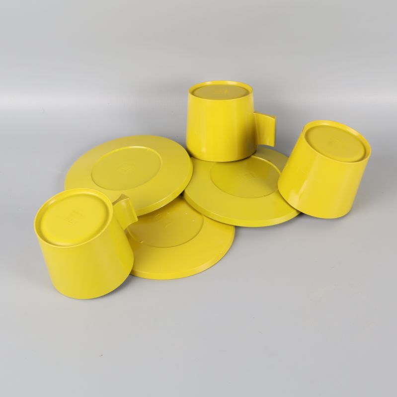 Tre koppar och tre fat baksidan