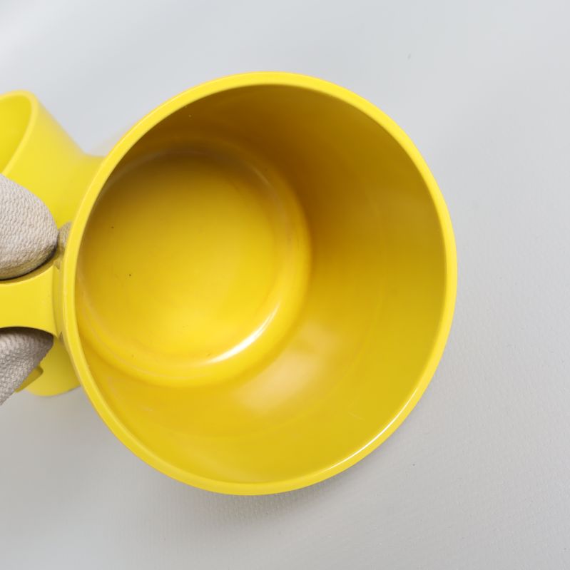 Närbild inuti en gul/grön kopp