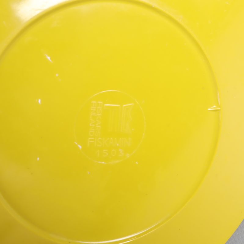 Stämpel med märkning under en gul kopp eller fat