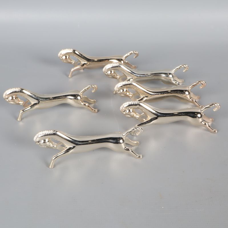 Knivstöden ordnade på rad på bord