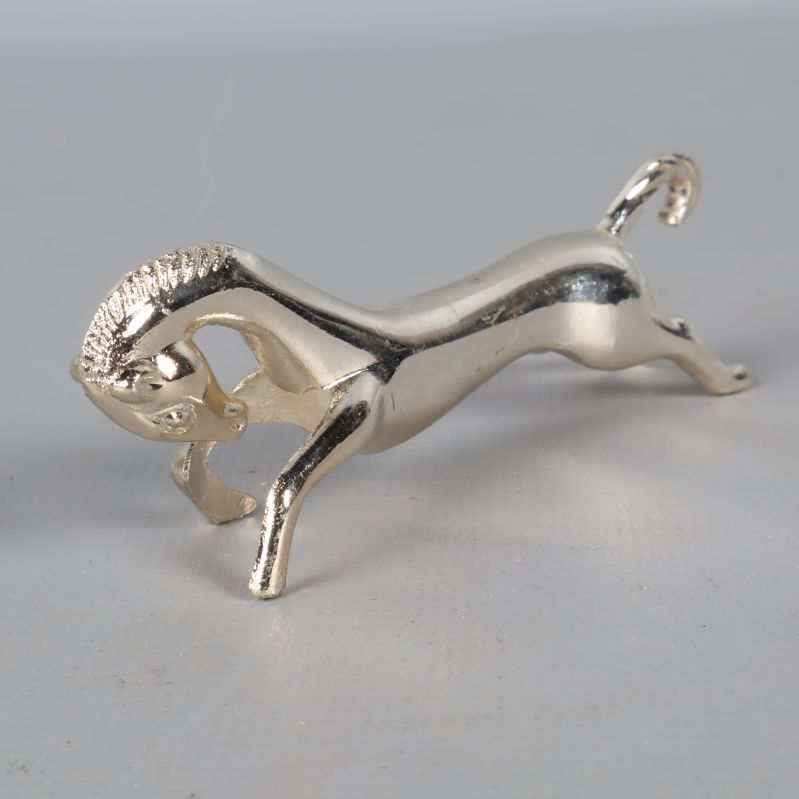 Närbild på ett hästformat knivstöd i metall