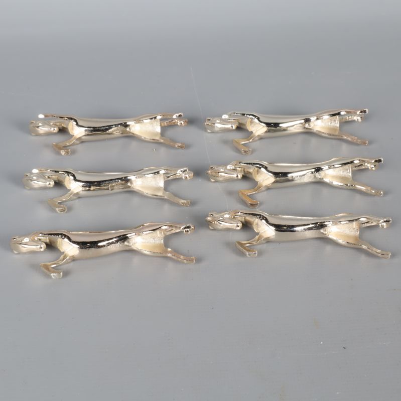 Översiktsbild av sex hästformade knivstöd