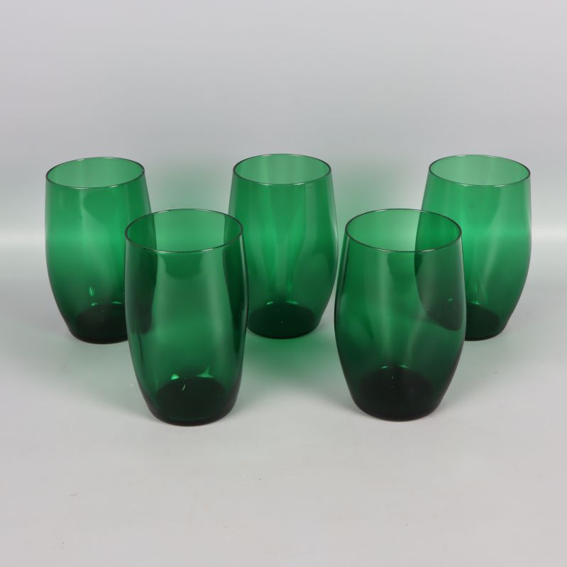 Fem gröna selterglas i klarglas uppställda i grupp