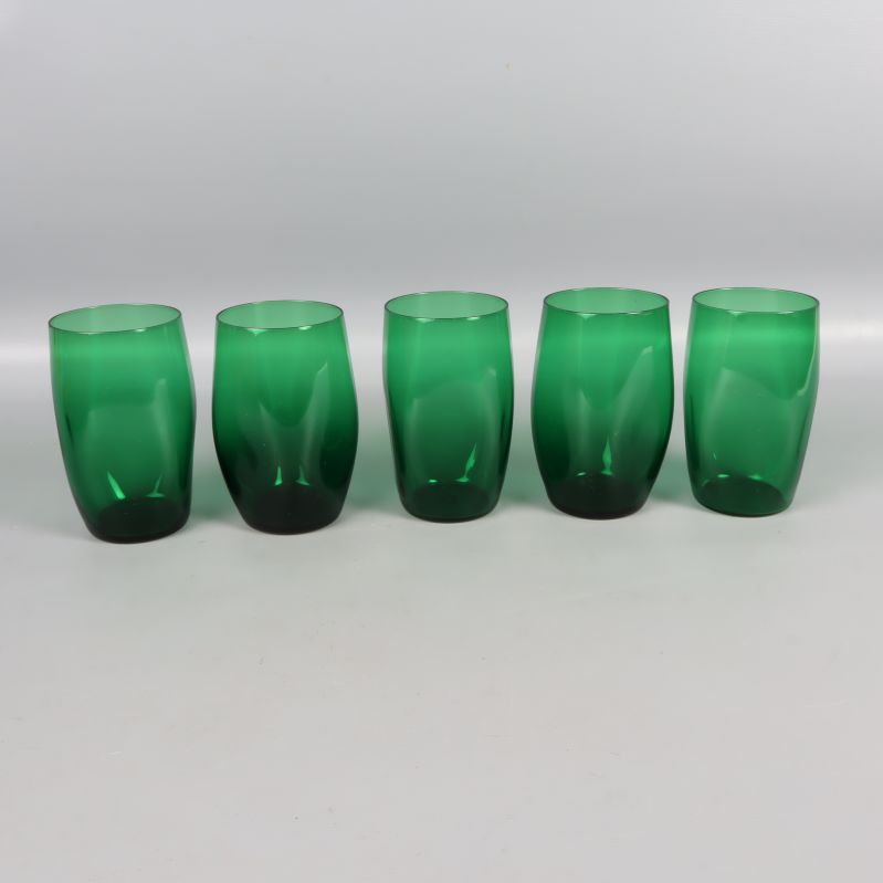 Raka gröna selterglas placerade på rad