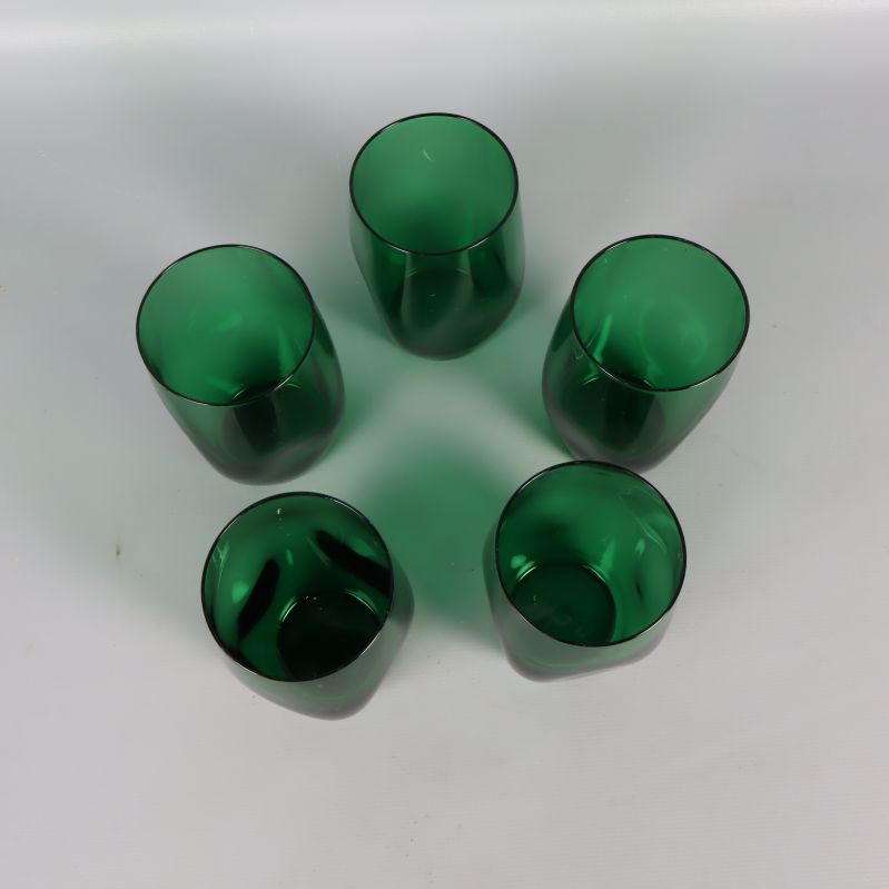 Vy ovanifrån på fem gröna selterglas