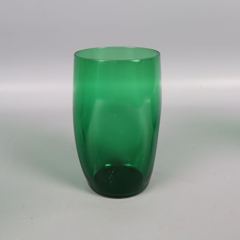 Närbild på ett grönt selterglas med mjuk form