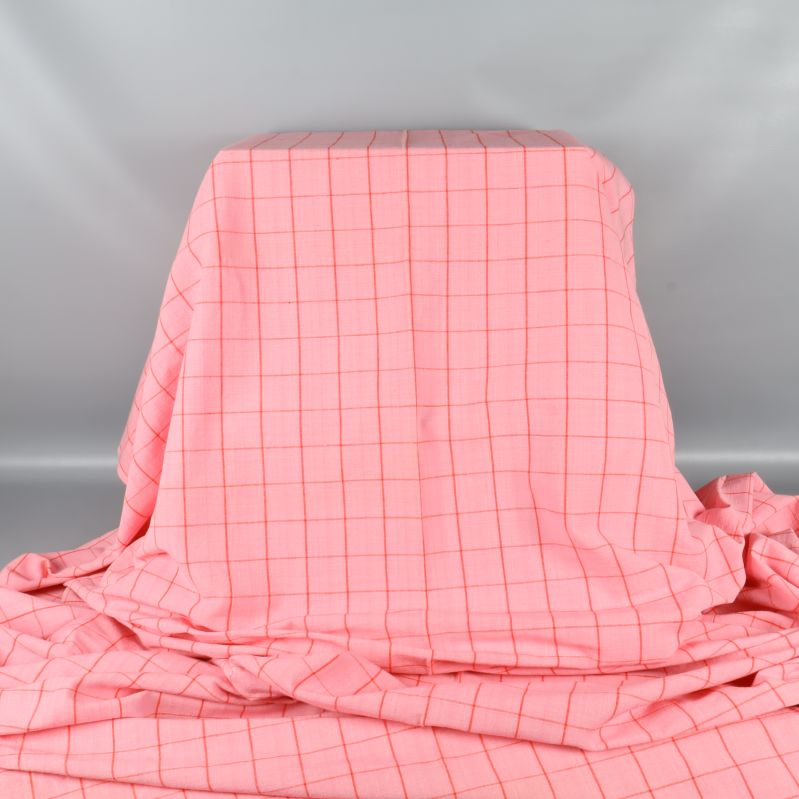 Stor glesrutad rosa duk draperad över stol