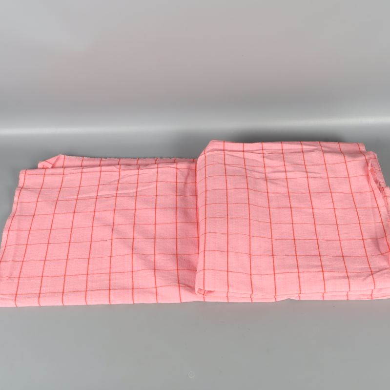 Rosaröd rutad duk utvikt på bord